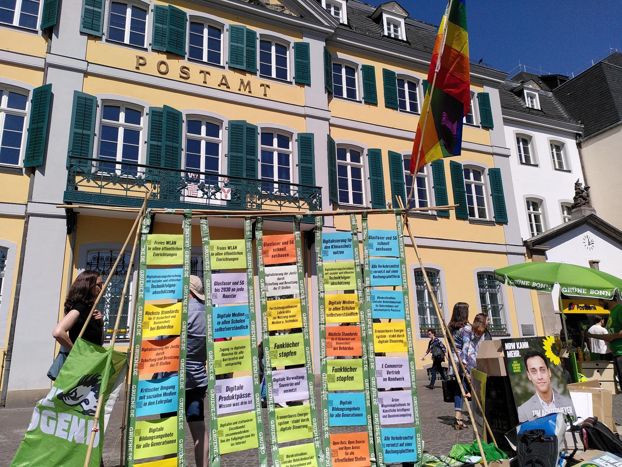 Digitalforderungen aus dem Landtagswahlprogramm - auf Papier gedruckt, mit QR-Codes versehen, und auf einem Wahlkampf-Stand präsentiert.