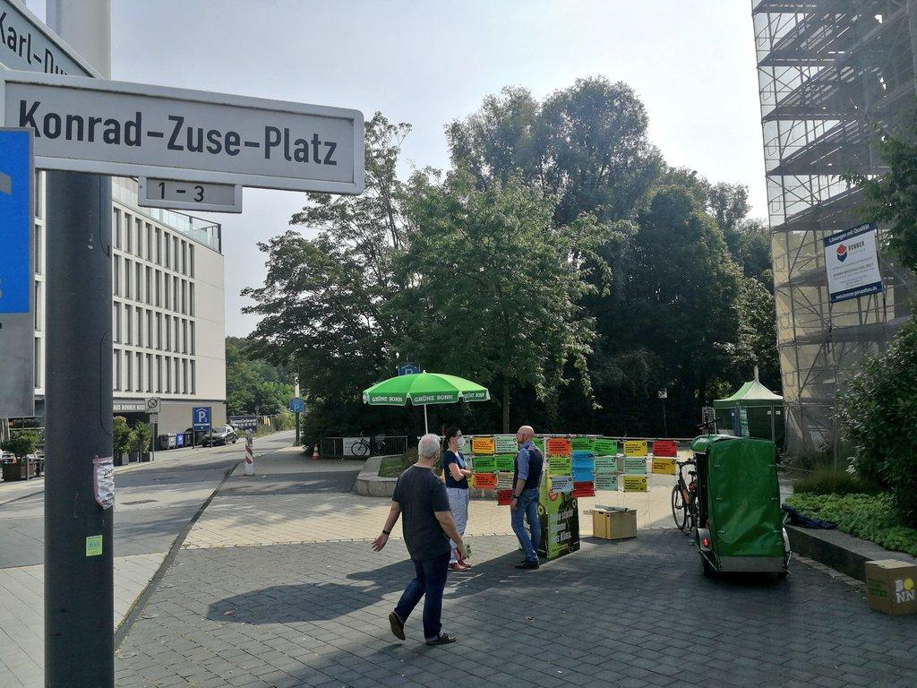 Foto vom AK-DiWa Bundestags-Wahlkampf-Stand Wahkampf-Stand am Konrad Zuse-Platz. Auf Es ist ein QR-Code zu erkennen, der auf eine digitale Version des Wahlkampf-Programms verweist.