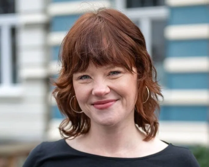 Porträt von Sarah Tzscheppan.