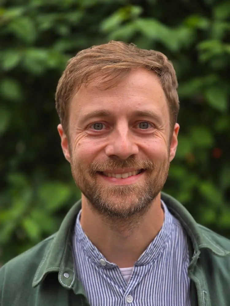 Porträt von Tobias Wirth.