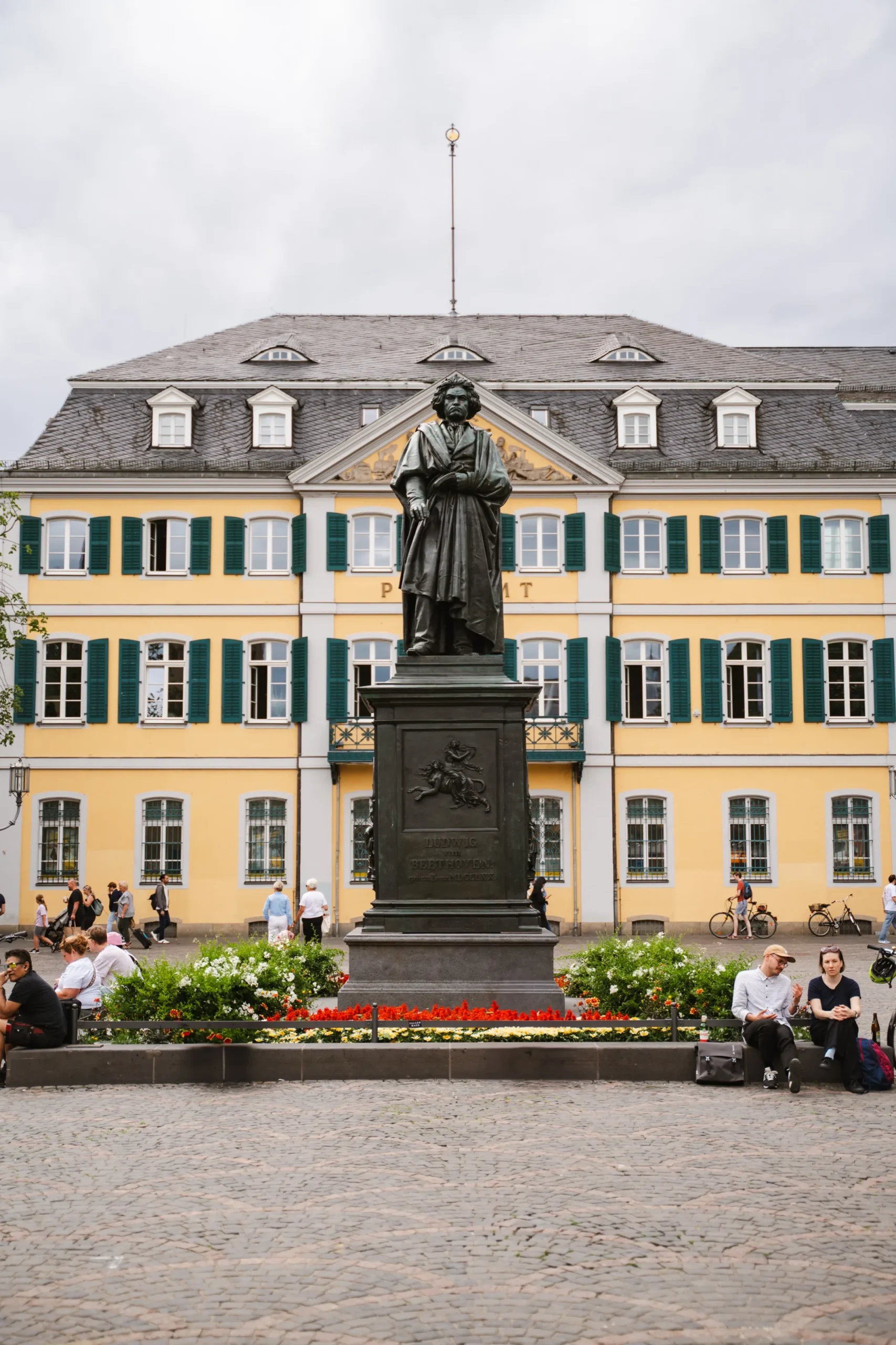 Beethoven-Denkmal auf dem Münsterplatz vor dem Hauptgebäude der Universität Bonn.