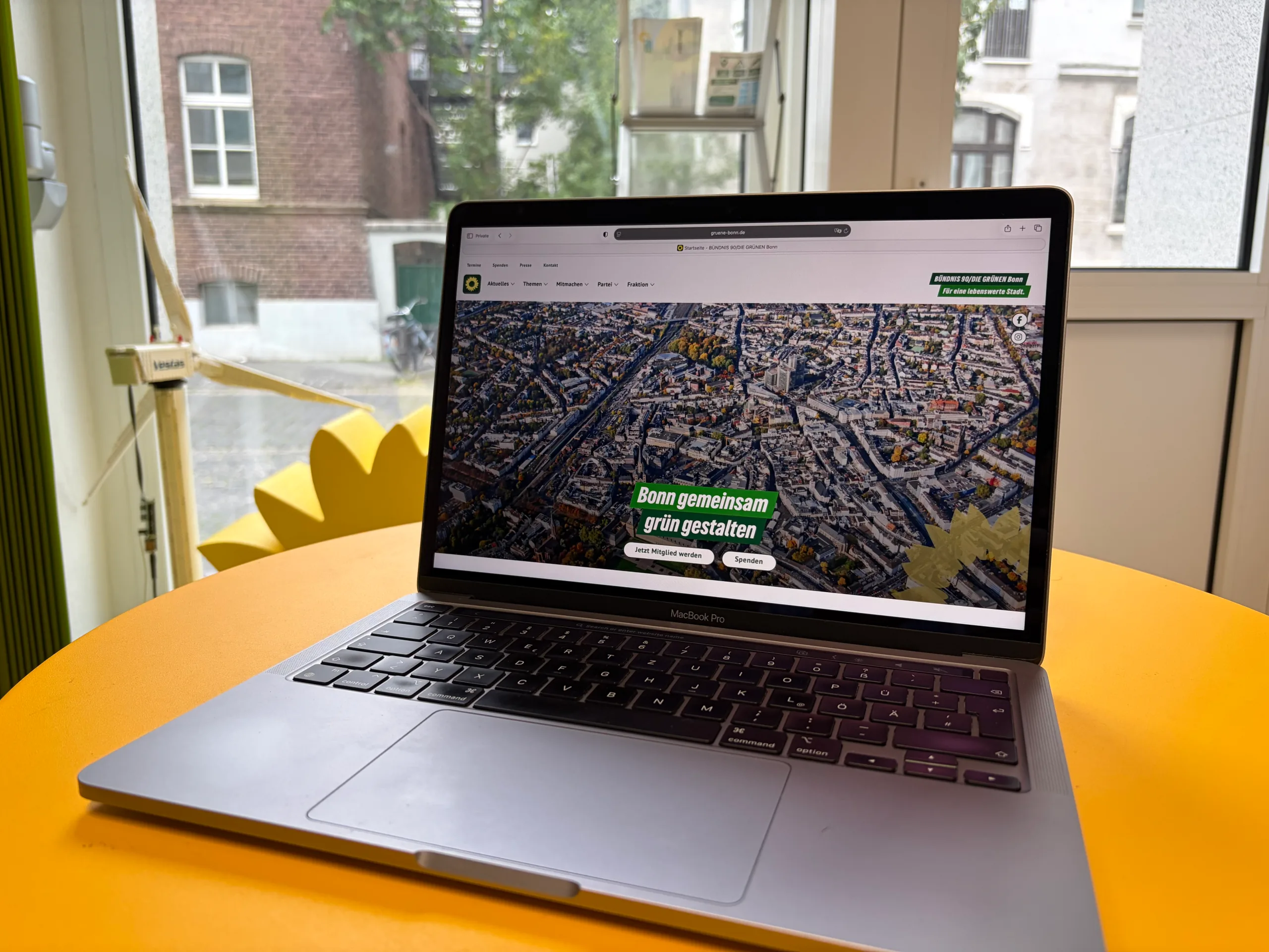 Foto von einem Laptop mit der Startseite der Website gruene-bonn.de geöffnet